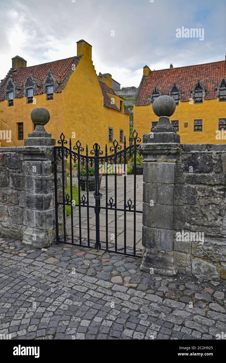 Esterno dello storico Culross Palace di Fife, Scozia, di colore giallo. Utilizzato nelle scene della serie Outlander. Foto Stock