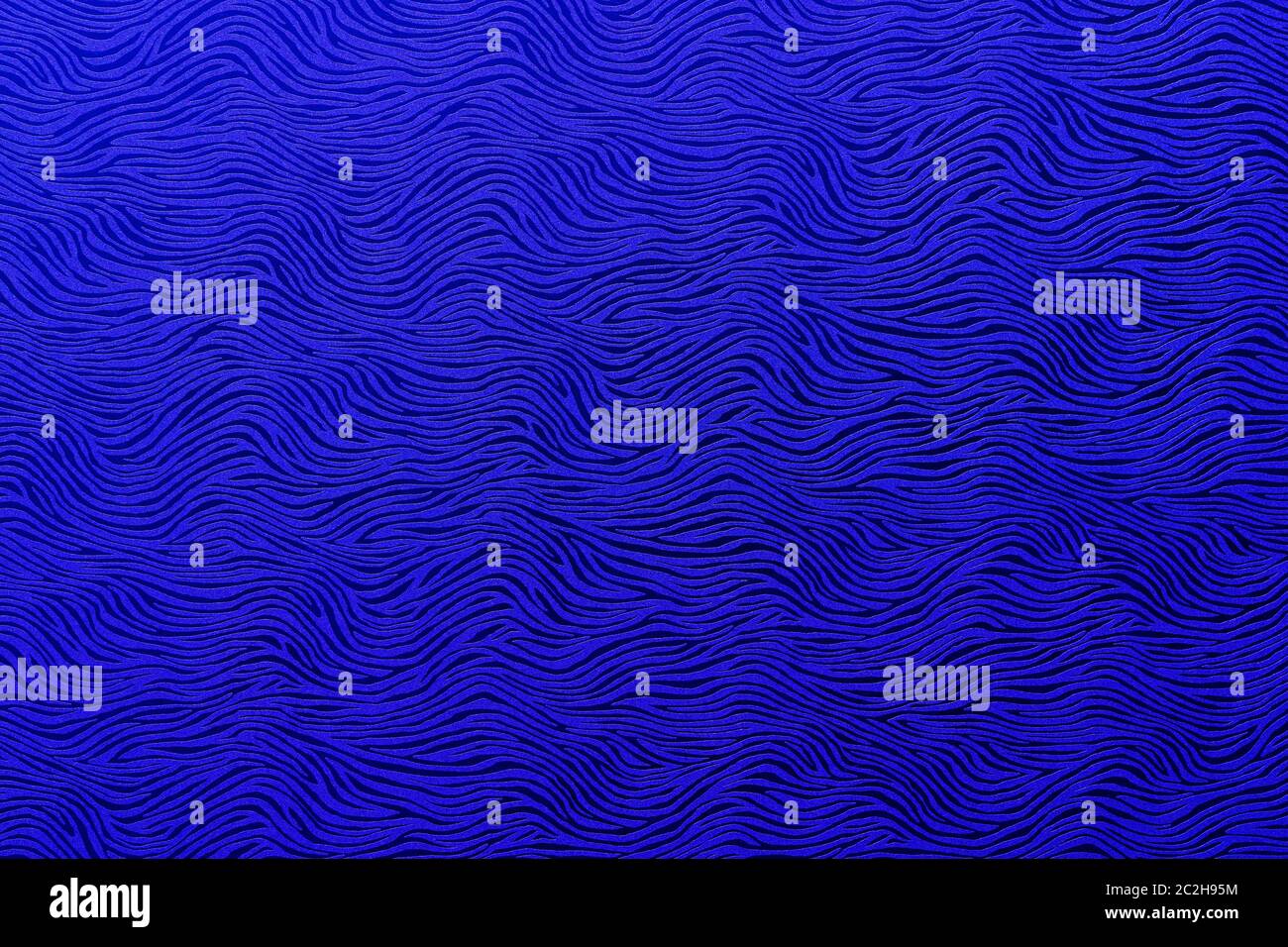 Texture con disegno astratto e ondulato blu reale in primo piano Foto Stock