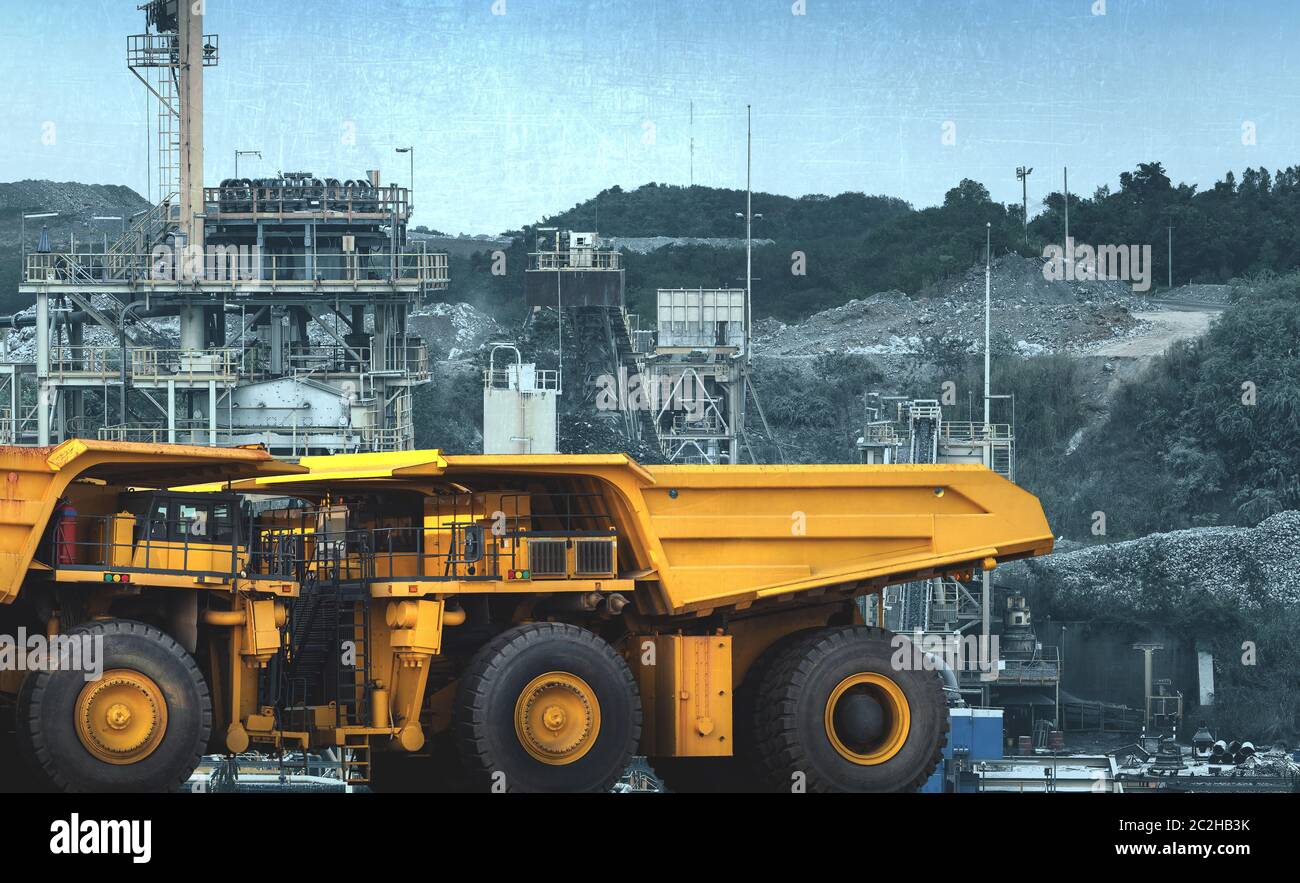 Dump di giallo il caricamento dei camion minerali di rame, argento, oro e altri a cava di data mining. Foto Stock