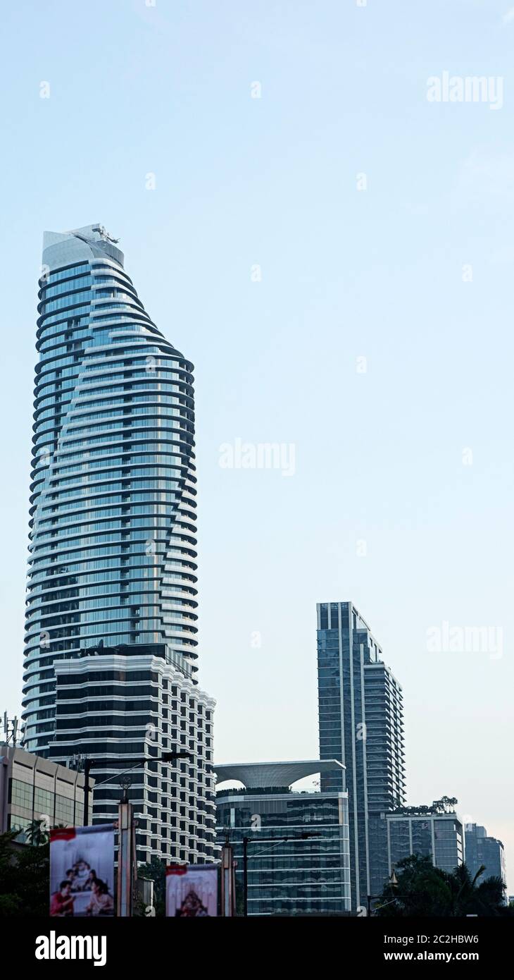 Edificio moderno skycraper city Bangkok quartiere Pratunam Foto Stock