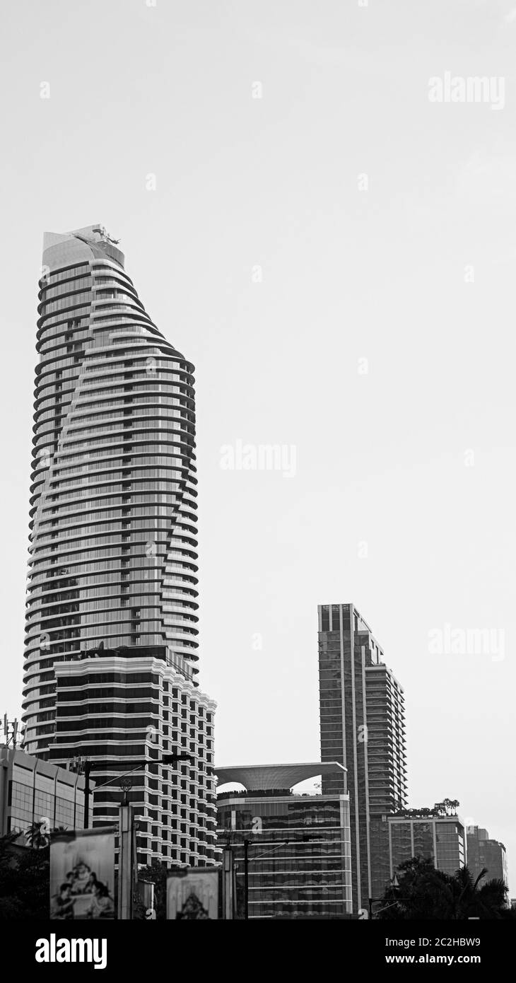 Edificio moderno skycraper city Bangkok quartiere Pratunam bianco nero Foto Stock