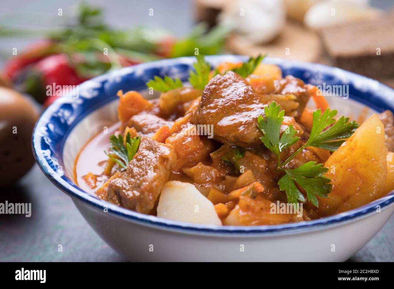 Gulasch ungherese, maiale o stufato di manzo serviti in una ciotola rotonda Foto Stock