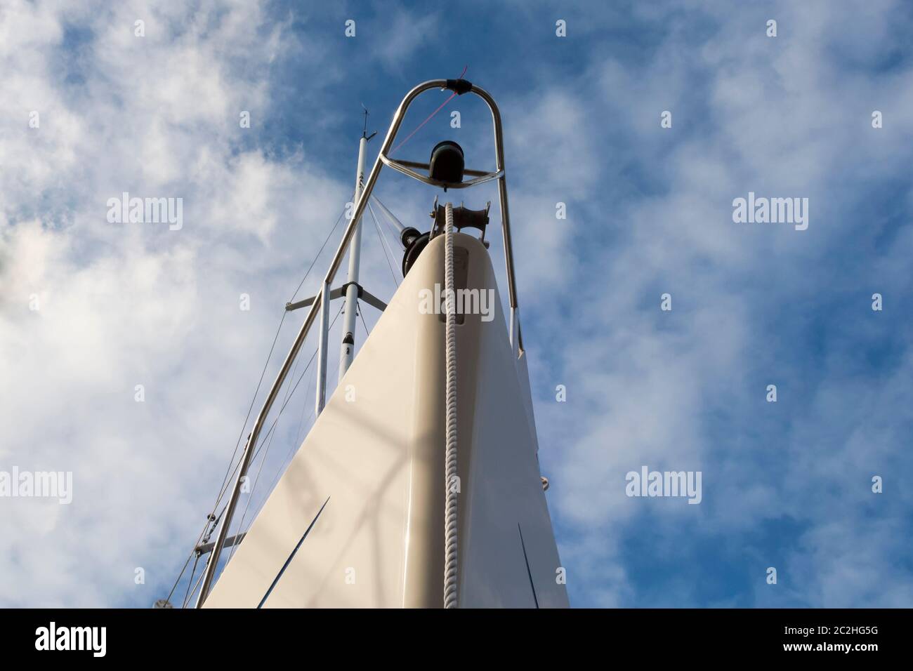 Guardando su una barca bianca contro un cielo blu Foto Stock