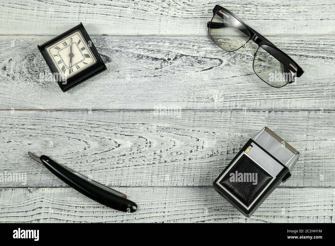 mattina. sveglia retrò. kit per signore. rasoio elettrico vintage, lama da barba e occhiali da sole, occhiali ottici su shabby w Foto Stock