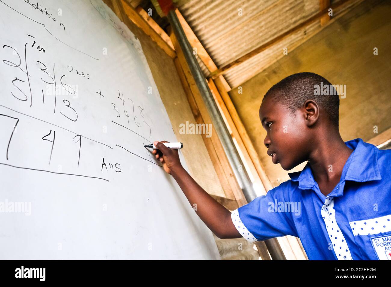 Studente durante le lezioni di matematica alla St. Martin Des Porres School di Aiyinasi-Awiaso, Ghana, Africa Foto Stock