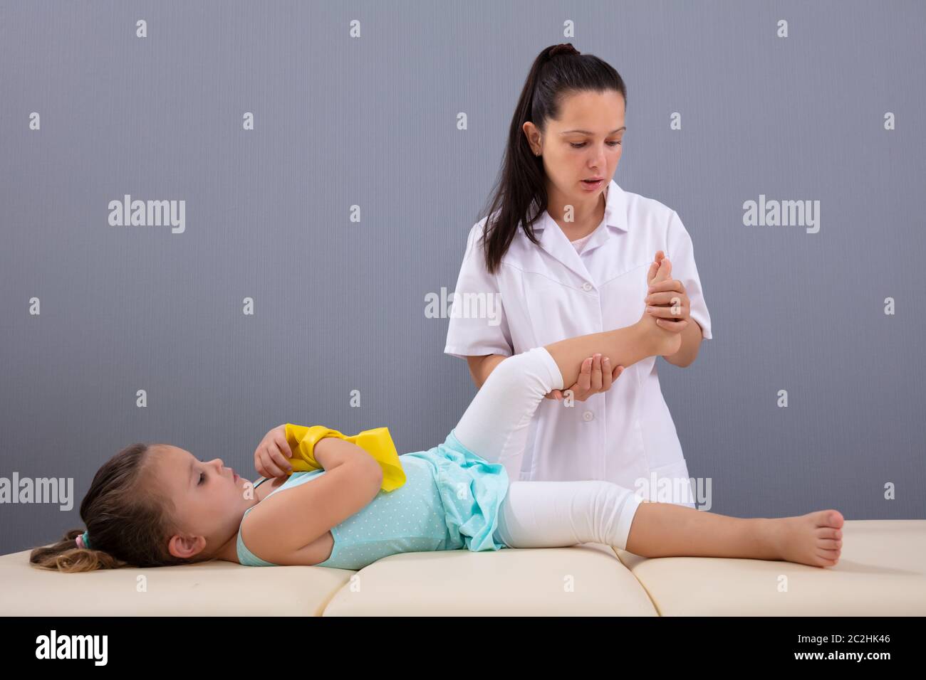 Medico in visita ad una giovane ragazza con collare cervicale ortopedico,  pronto soccorso e trattamento concetto Foto stock - Alamy