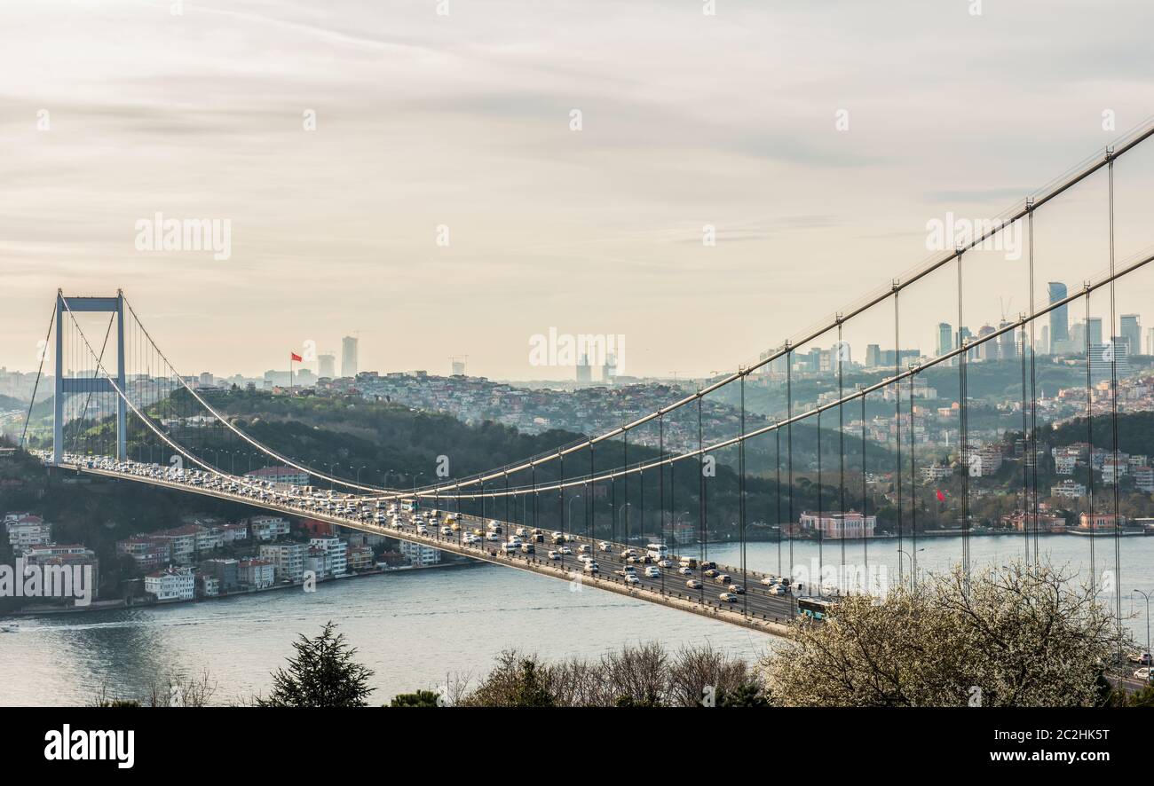Vista sul Bosforo di Istanbul da Otottepe. Fatih Sultan Mehmet Bridge a Istanbul, Turchia. Foto Stock