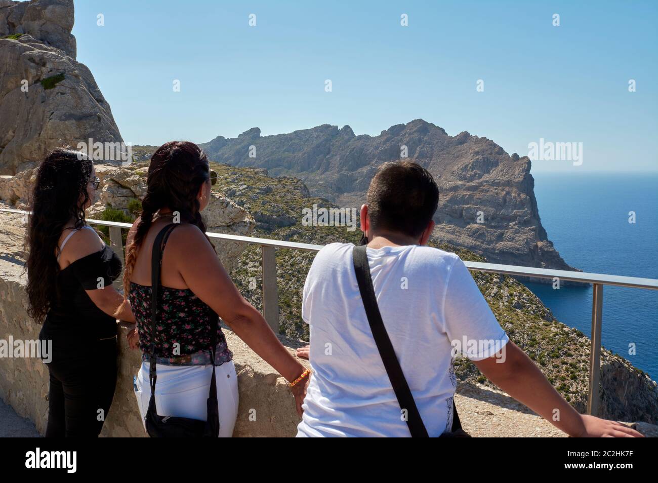 Famiglia latina, donna e bambini, godendo della vista del Mediterraneo, in una giornata di sole primavera, in vacanza a Maiorca, nel punto di vista, la visita, Foto Stock