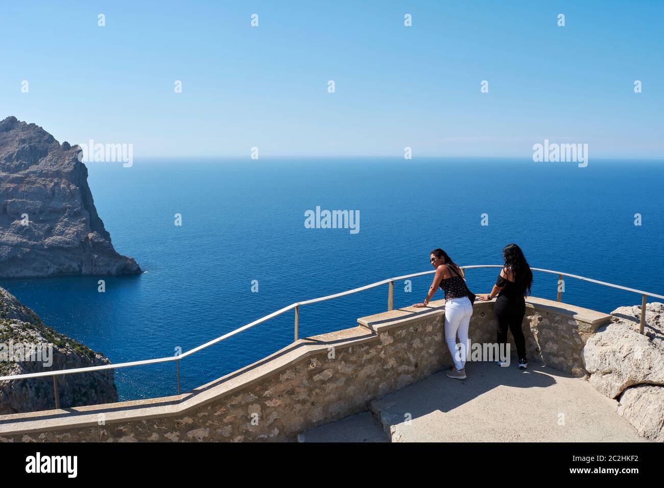 Famiglia latina, donna e bambini, godendo della vista del Mediterraneo, in una giornata di sole primavera, in vacanza a Maiorca, nel punto di vista, la visita, Foto Stock