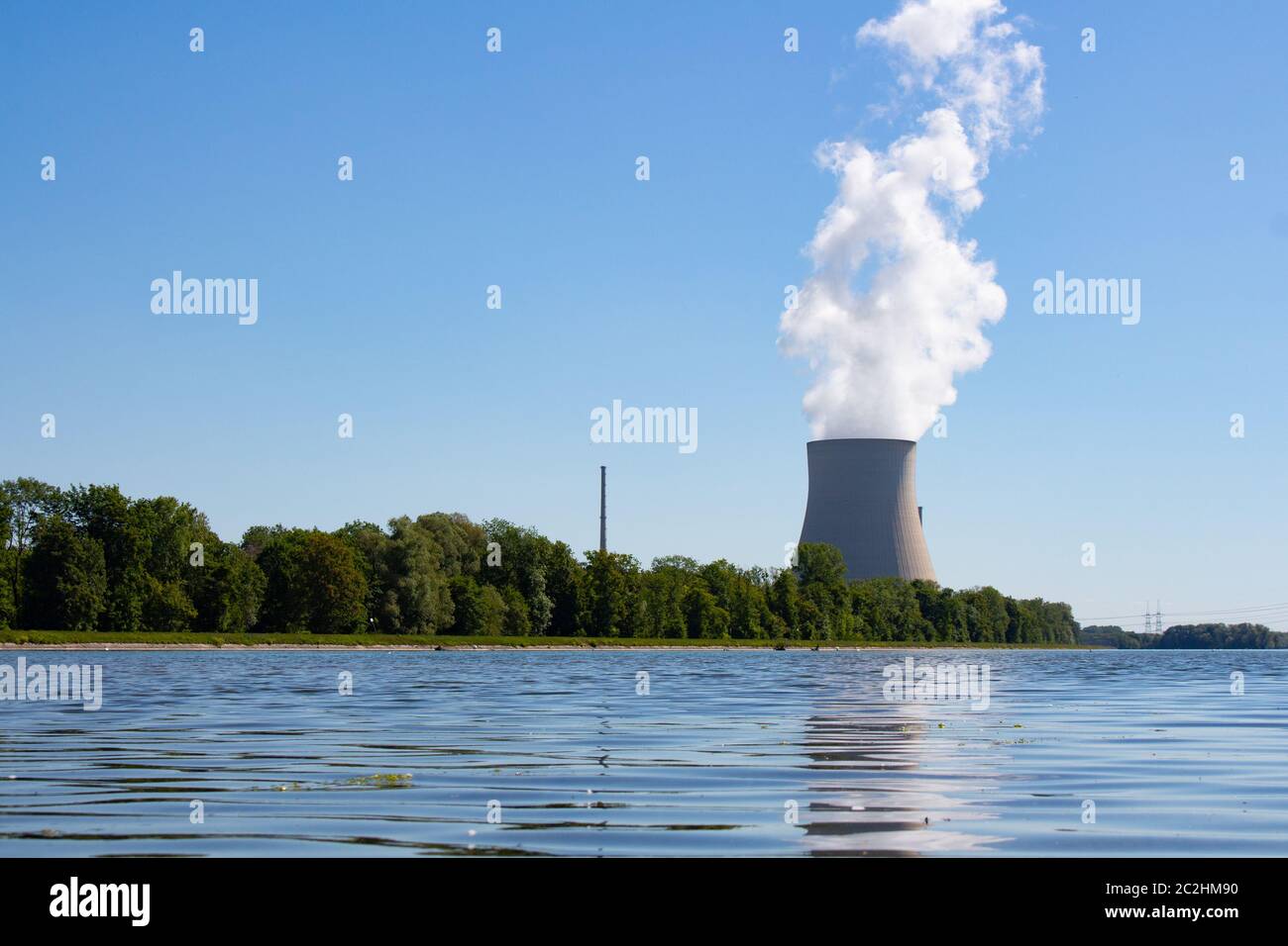 Niederaichbach, Baviera/Germania - 06.02.2020 la centrale nucleare di Isar, chiusa nel 2011 in una giornata di sole Foto Stock