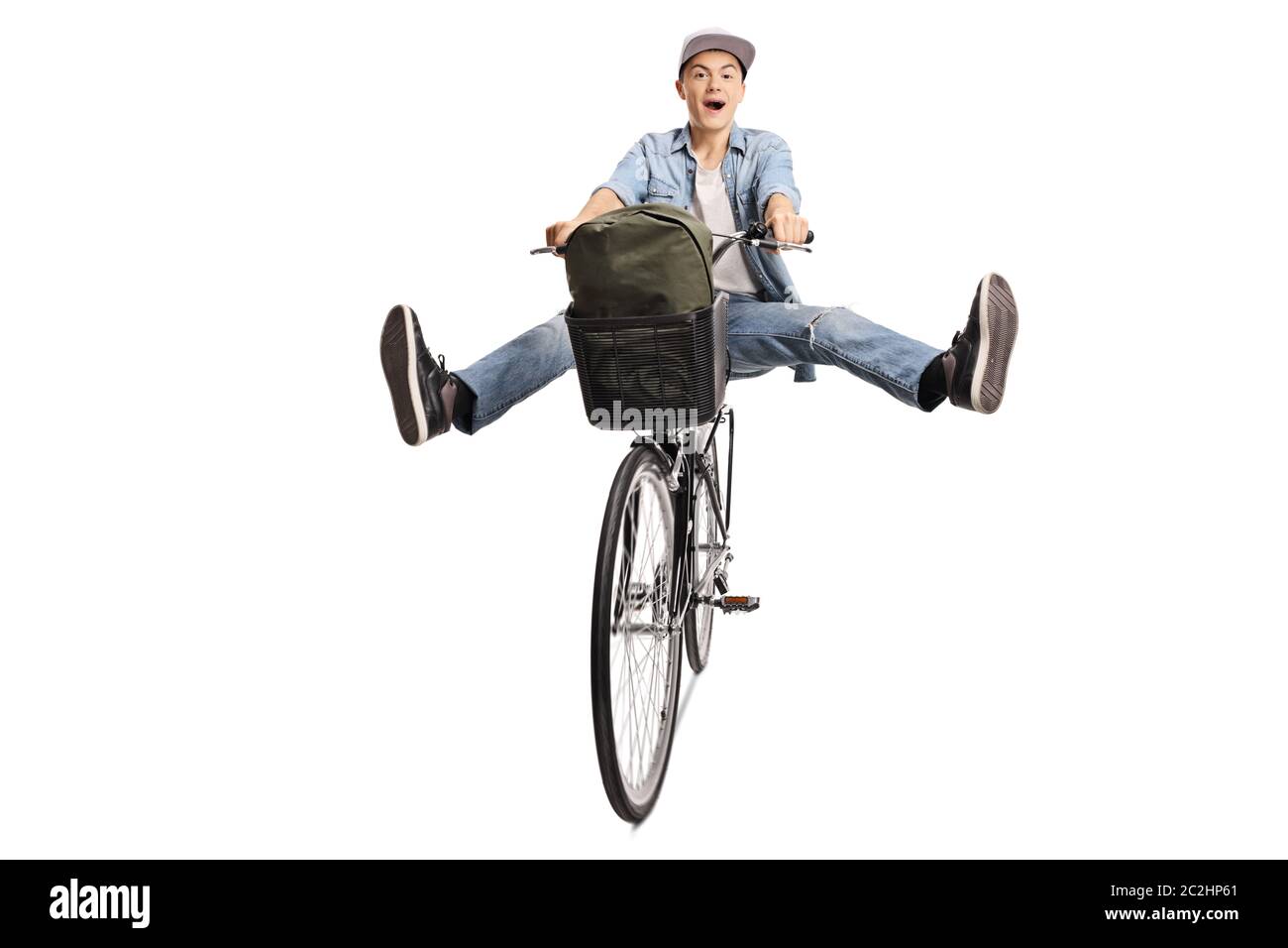 Felice ragazzo che cavalcano una bicicletta e che si allargano le gambe isolato su sfondo bianco Foto Stock