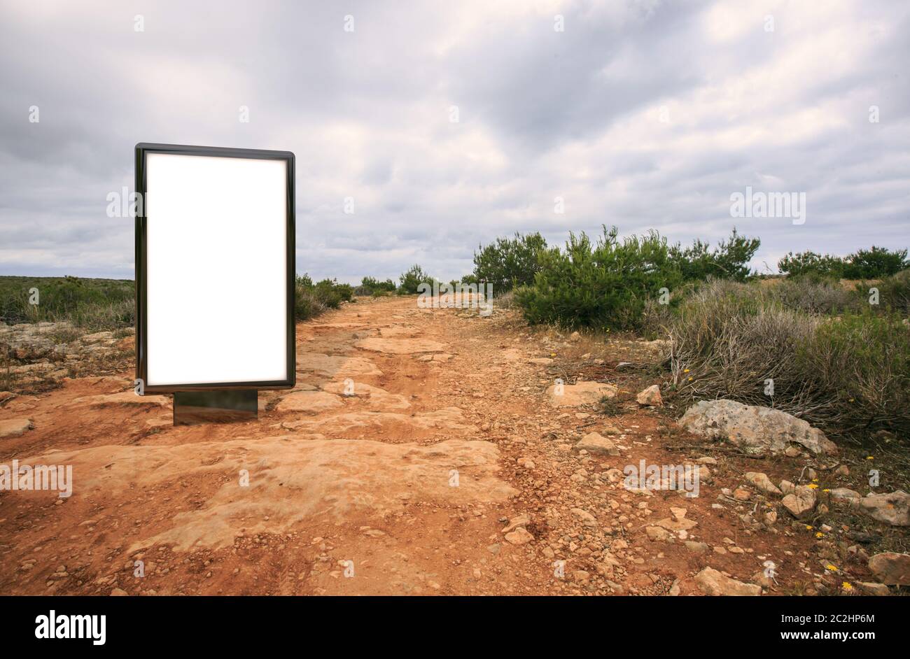 Mockup pubblicitario vuoto per strada . Poster cartellone sullo sfondo delle montagne Foto Stock