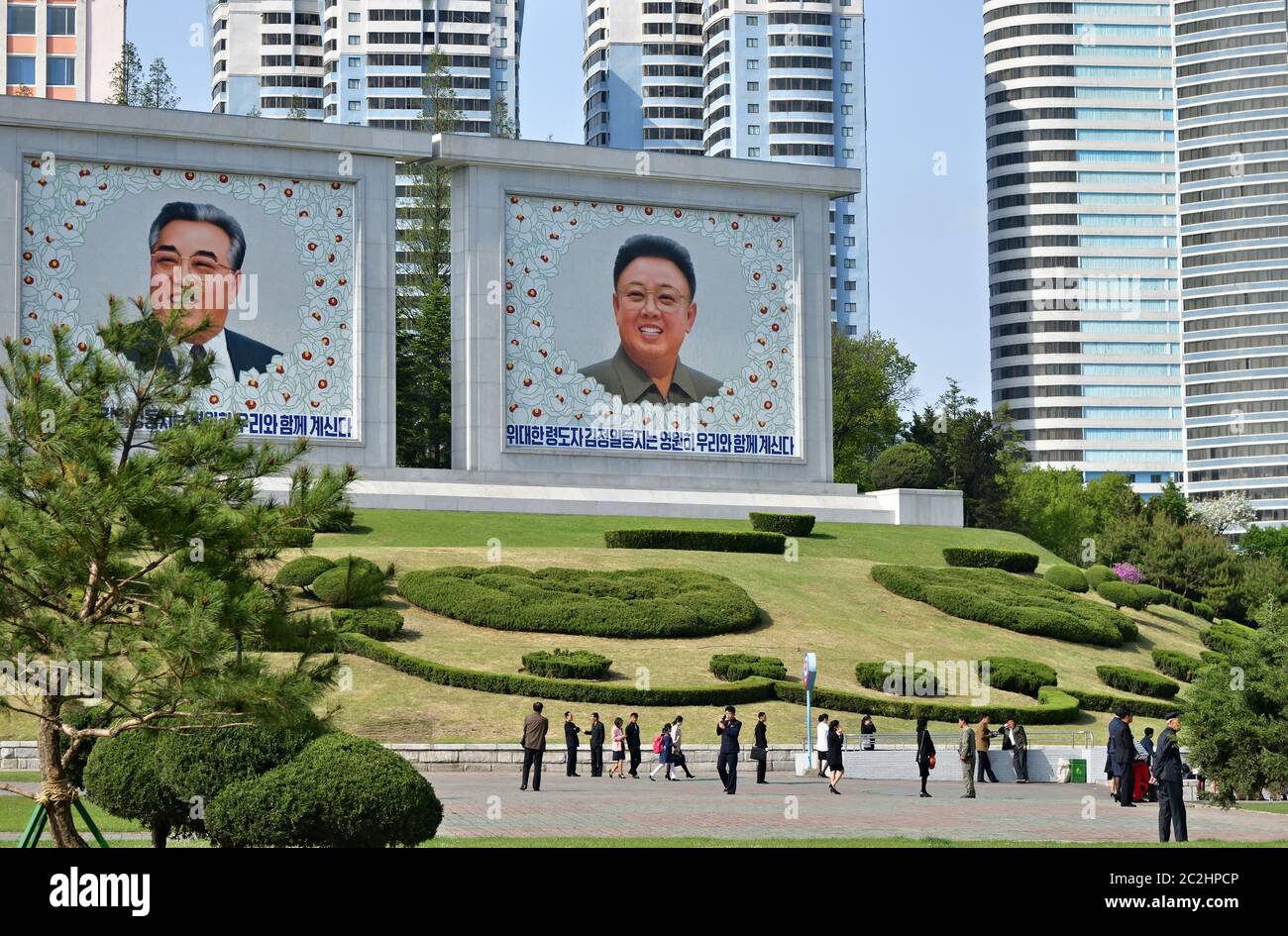 Pyongyang, Corea del Nord - 29 aprile 2019: Vista del centro di Pyongyang e ritratti di due presidenti DPRK Foto Stock