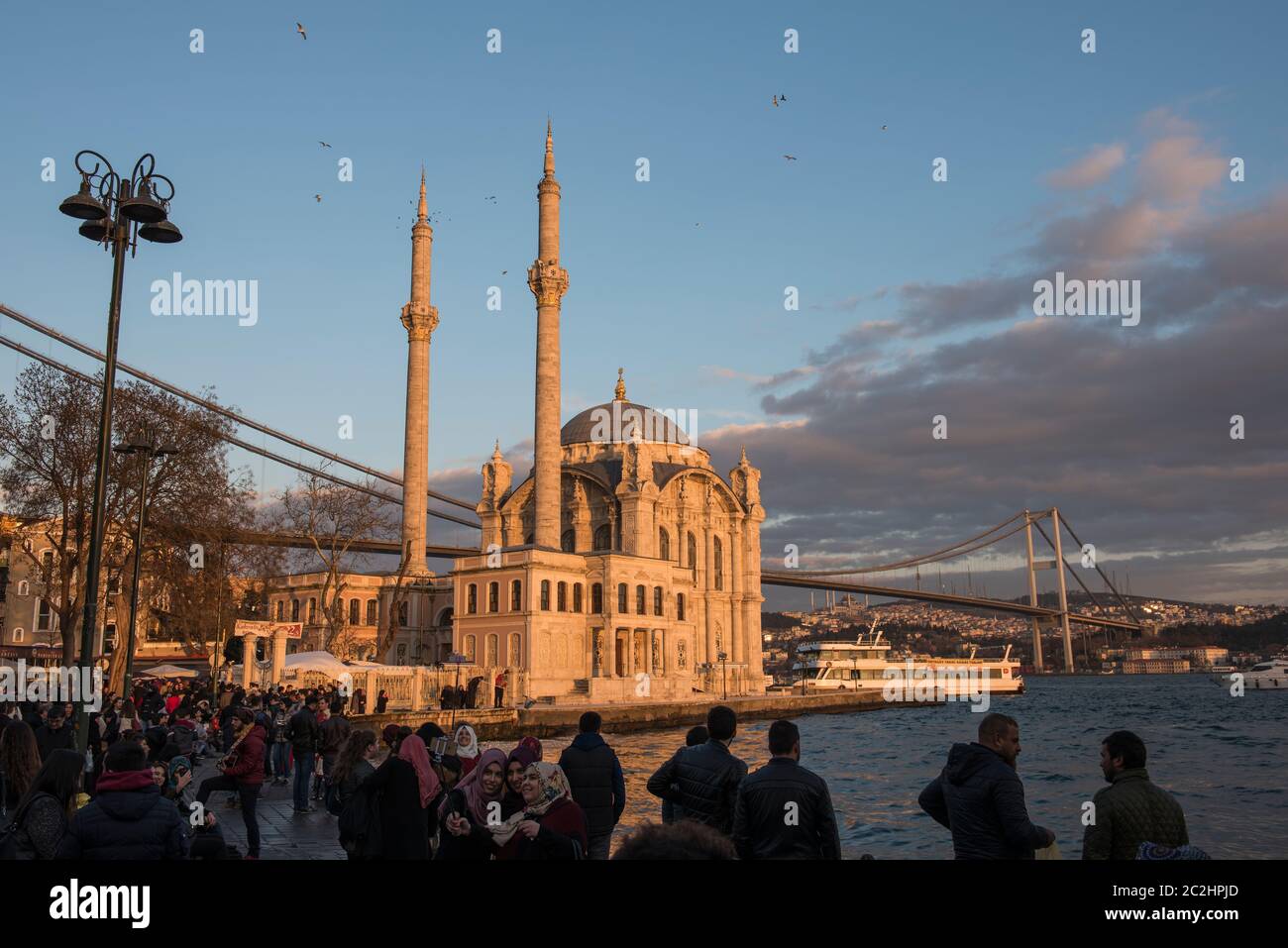ISTANBUL, TURCHIA - 14 FEBBRAIO 2016: Moschea Ortakoy e Ponte Bosforo a Istanbul, Turchia. Foto Stock
