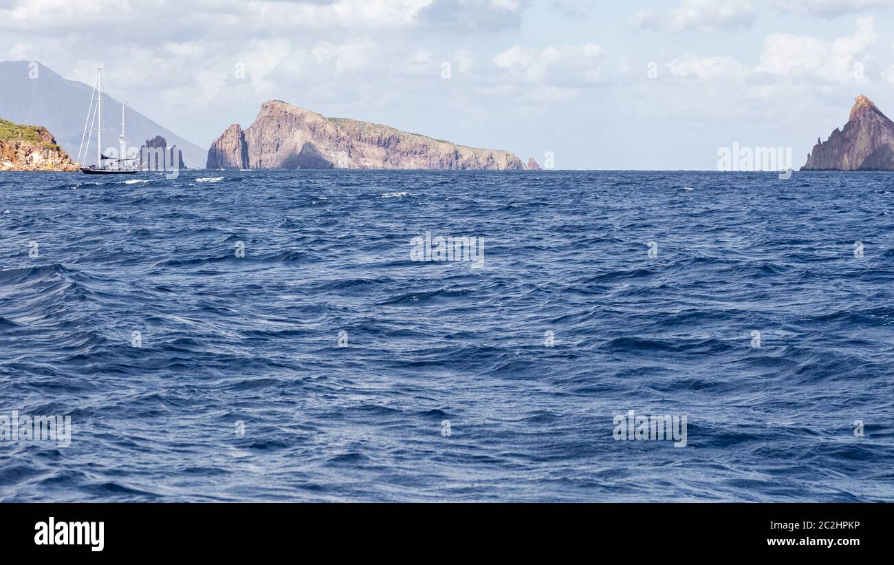 Barca a vela alle Isole Lipari Sicilia Italia Foto Stock