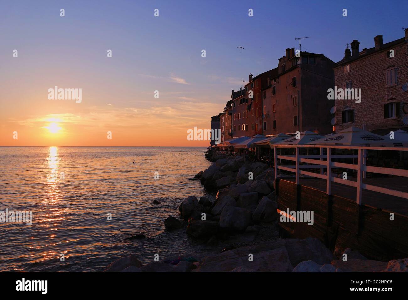 Tramonto sul Mediterraneo e sul lungomare di Rovigno; croazia Foto Stock