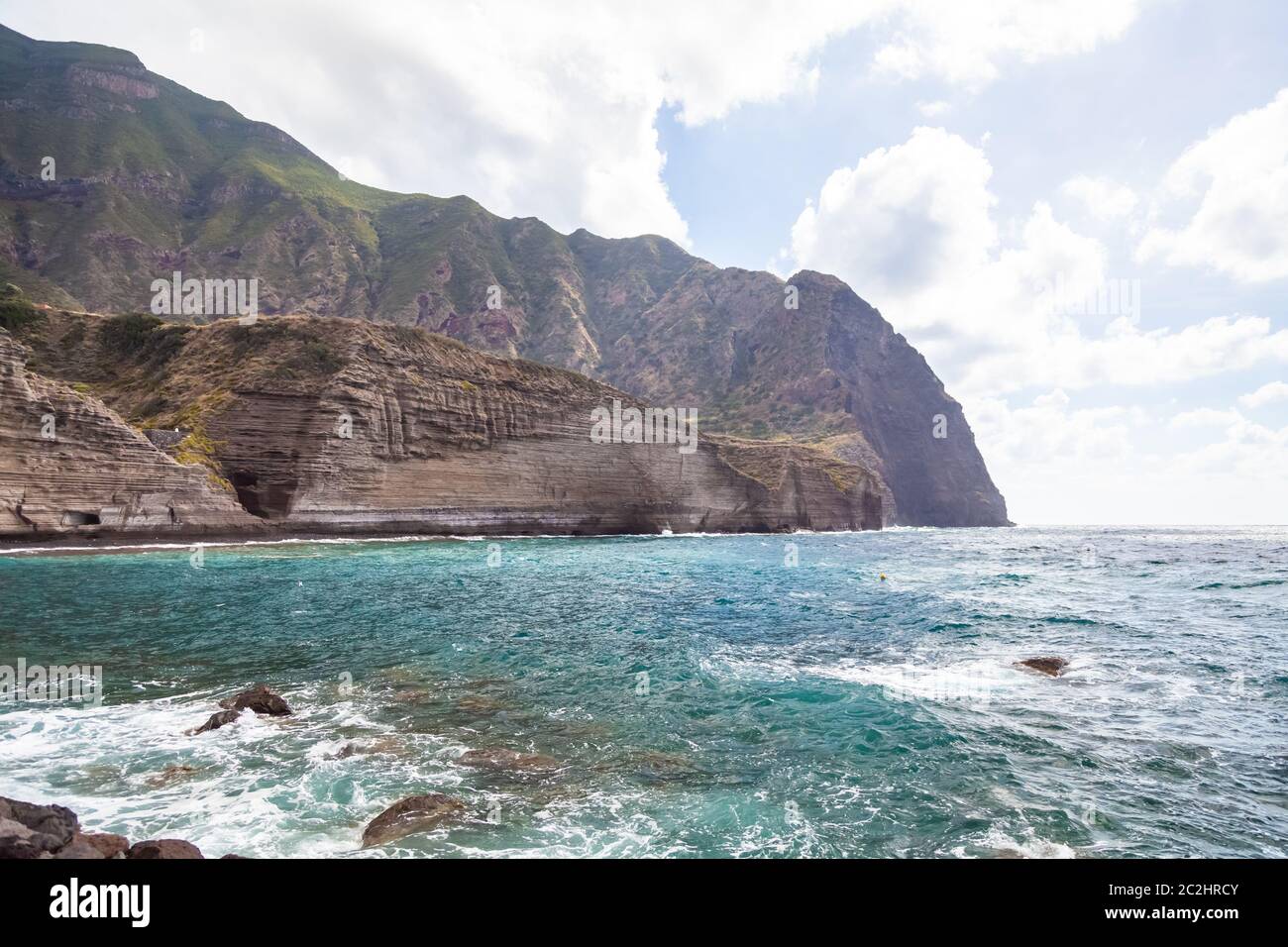 Costa ruvida alle Isole Lipari Sicilia Italia Foto Stock