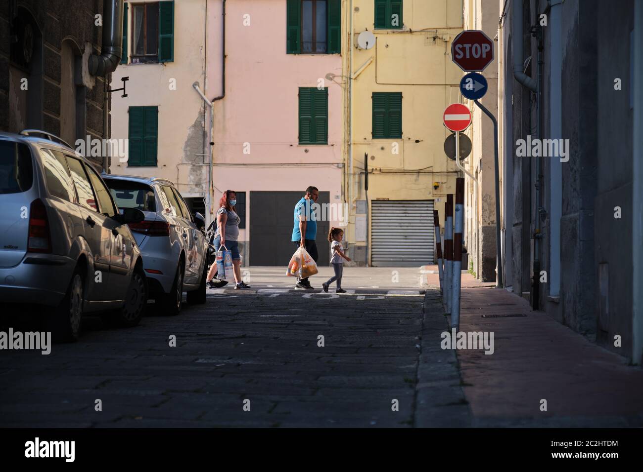 Famiglia shopping indossare maschera viso coronavirus pandemia quarantena emergenza. Salute persone protezione medica maschera prevenzione per covid negozio. Foto Stock
