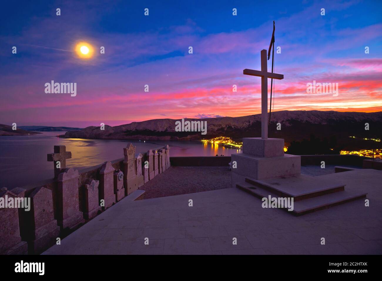 Baska sull'isola di Krk. Vista serale della baia dal cimitero sopra la città di Baska. Isola di Krk in Croazia Foto Stock