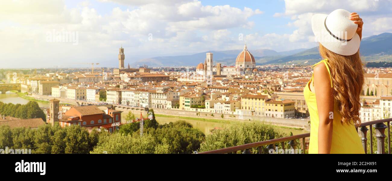 Bella donna nella città di Firenze la culla del Rinascimento. Banner panoramico con bella ragazza godendo di vista della città di Firenze in Toscana Foto Stock