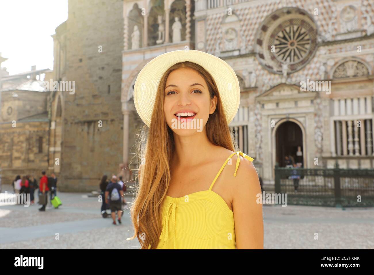 Vacanze in Italia Ritratto di giovane donna con cappello e abito giallo in  Piazza del Duomo nella città di Bergamo, Lombardia, Italia Foto stock -  Alamy