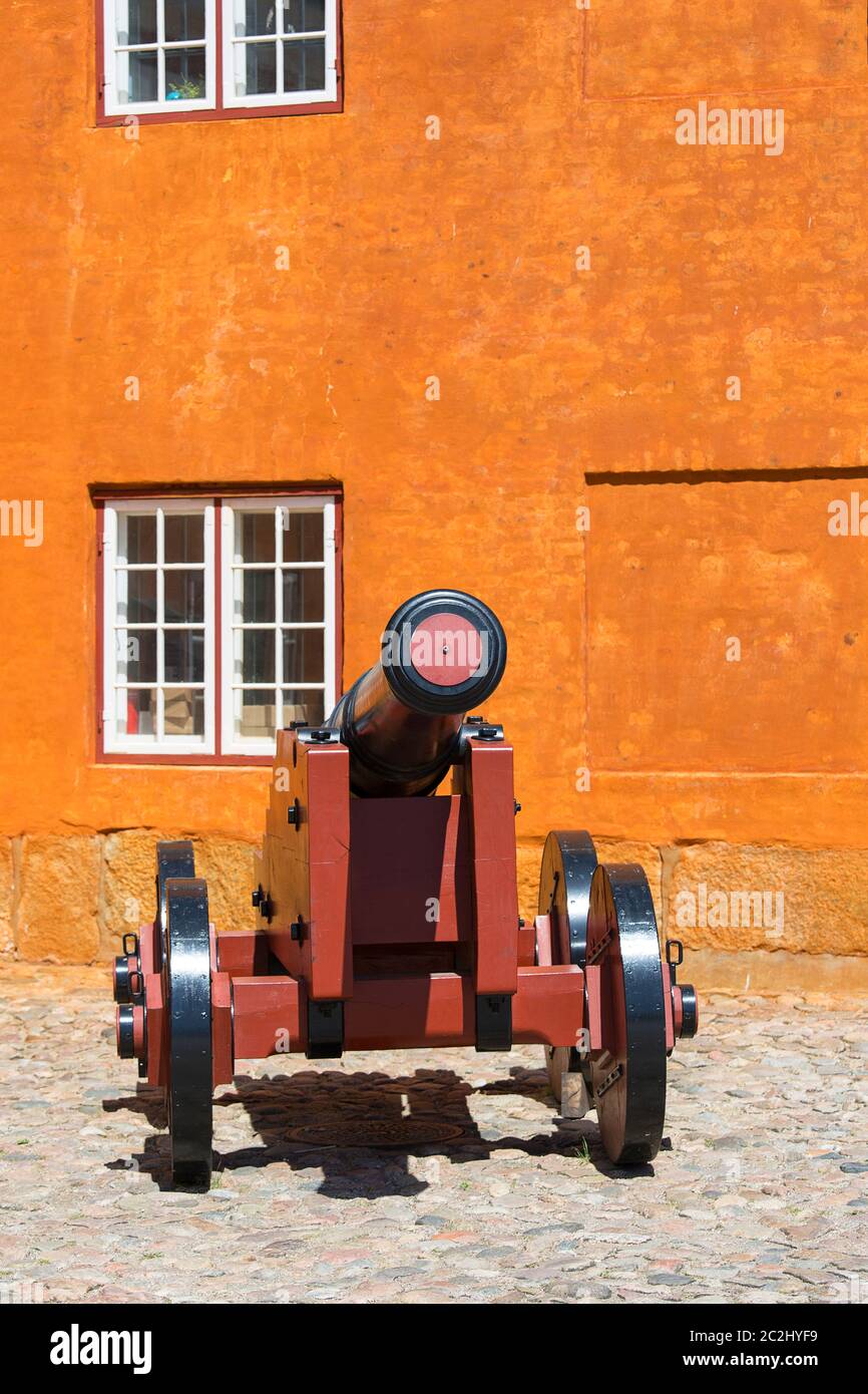 Ex caserma militare alla periferia del castello di Kronborg, cannone storico, Helsingor, Danimarca Foto Stock