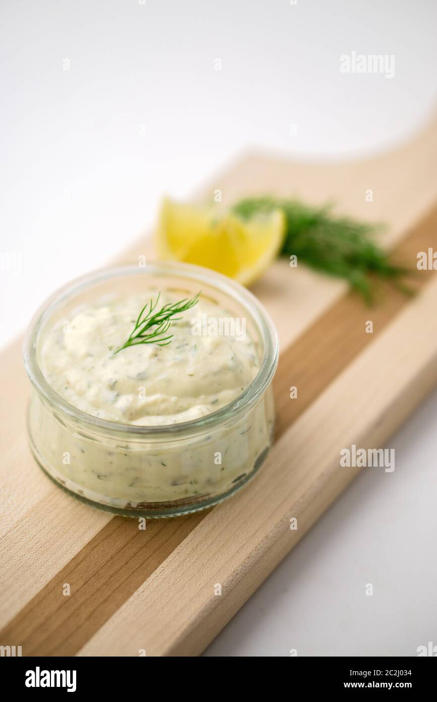 Salsa tartara fatta in casa su sfondo bianco. Prodotto con maionese fresche, limone e varie erbe. Questa classica salsa cremosa è deliziosa con un ff fritto Foto Stock