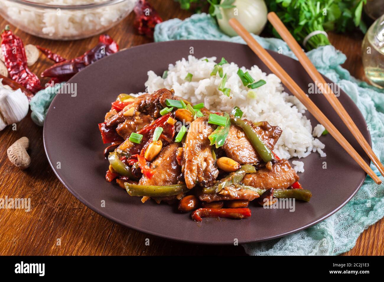 Pollo Kung Pao con peperoni e verdure servite con riso. Piatto tradizionale sichuan Foto Stock