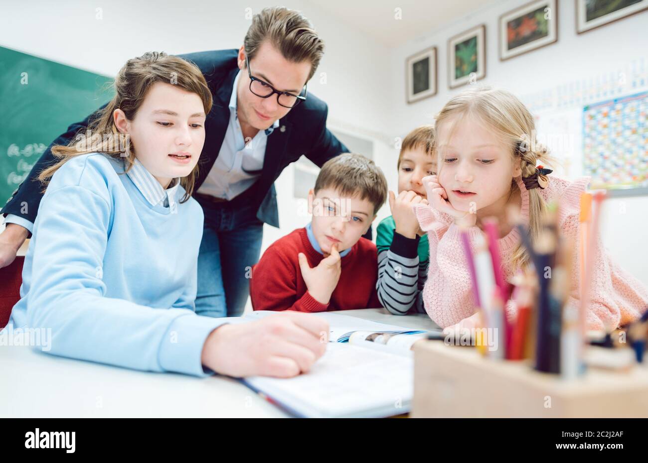 Per la sessione di gruppo nella scuola di classe con tutti gli studenti a lavorare insieme come una squadra Foto Stock