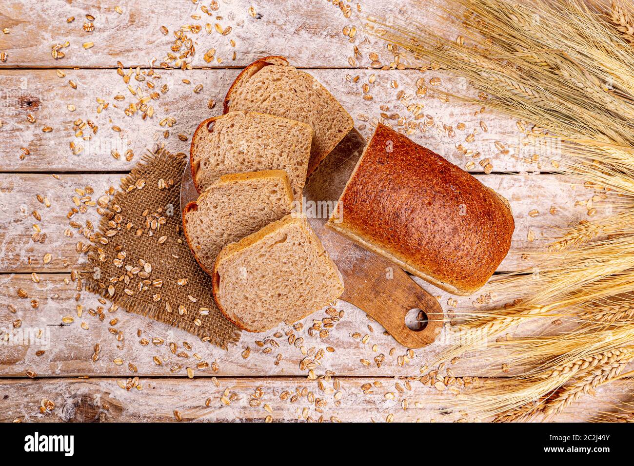 Vista dall'alto di fettine di pane integrale su sfondo di legno Foto Stock