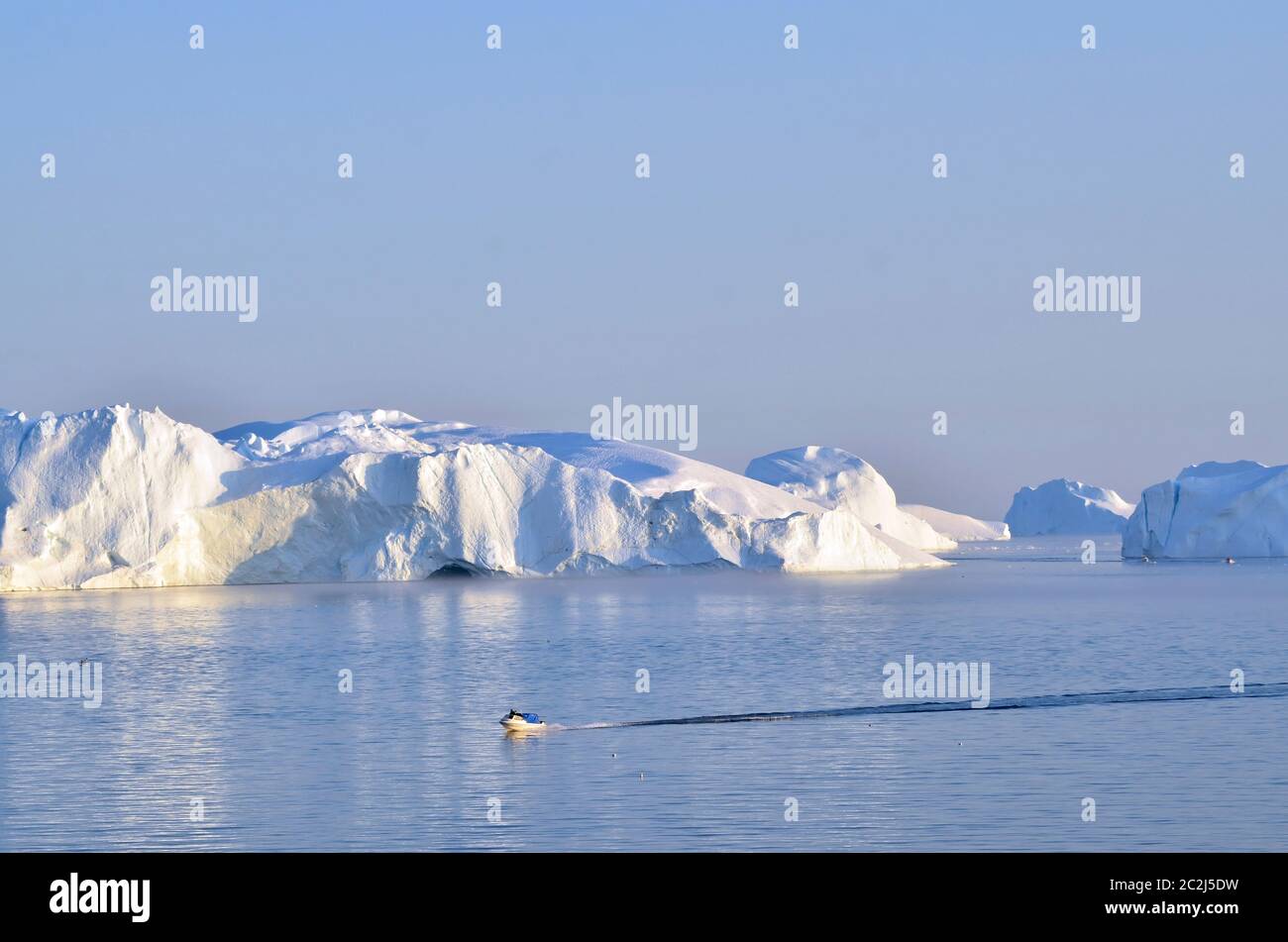 Boote vor den Eisbergen in der Diskobucht, Grönland Foto Stock