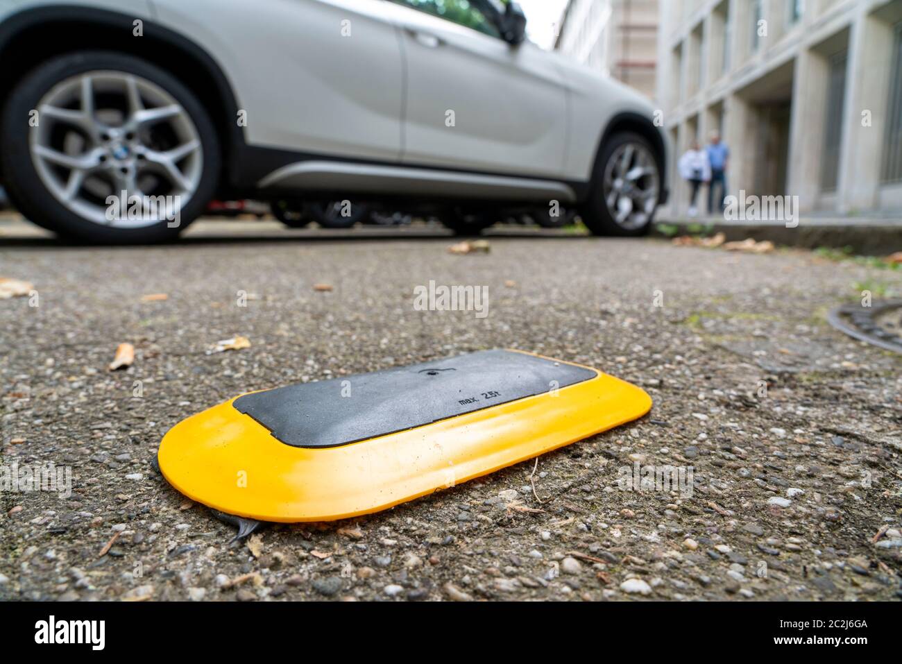 I poli intelligenti, le luci di strada intelligenti, la pista di prova, EON e la città di Essen stanno testando lanterne che misurano i dati ambientali, offrono elettricità per Foto Stock