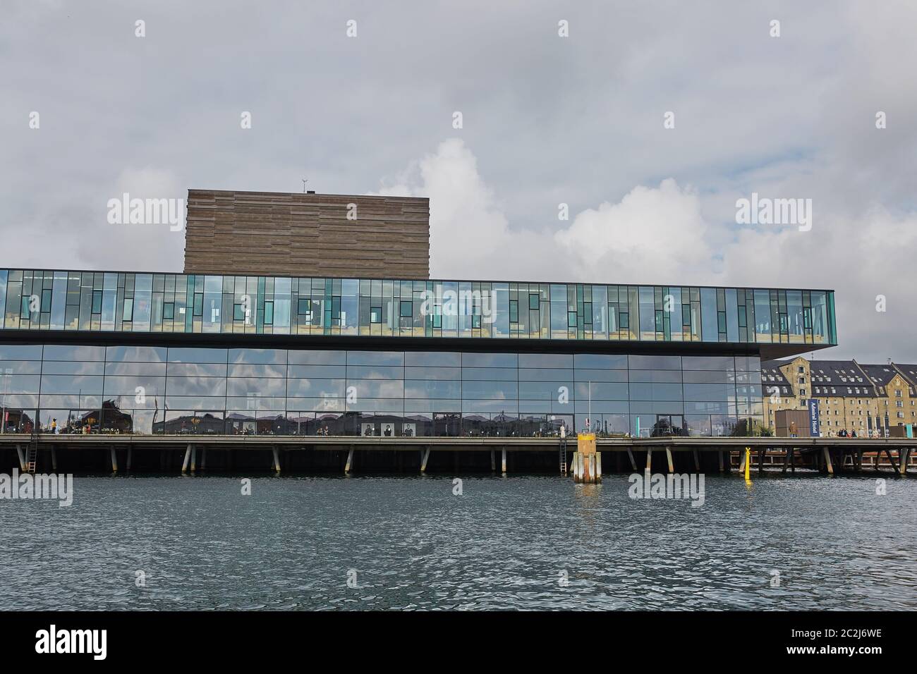 Edificio moderno del New Royal Playhouse Theatre nel centro storico della città di fronte alla famosa Copenhagen Foto Stock