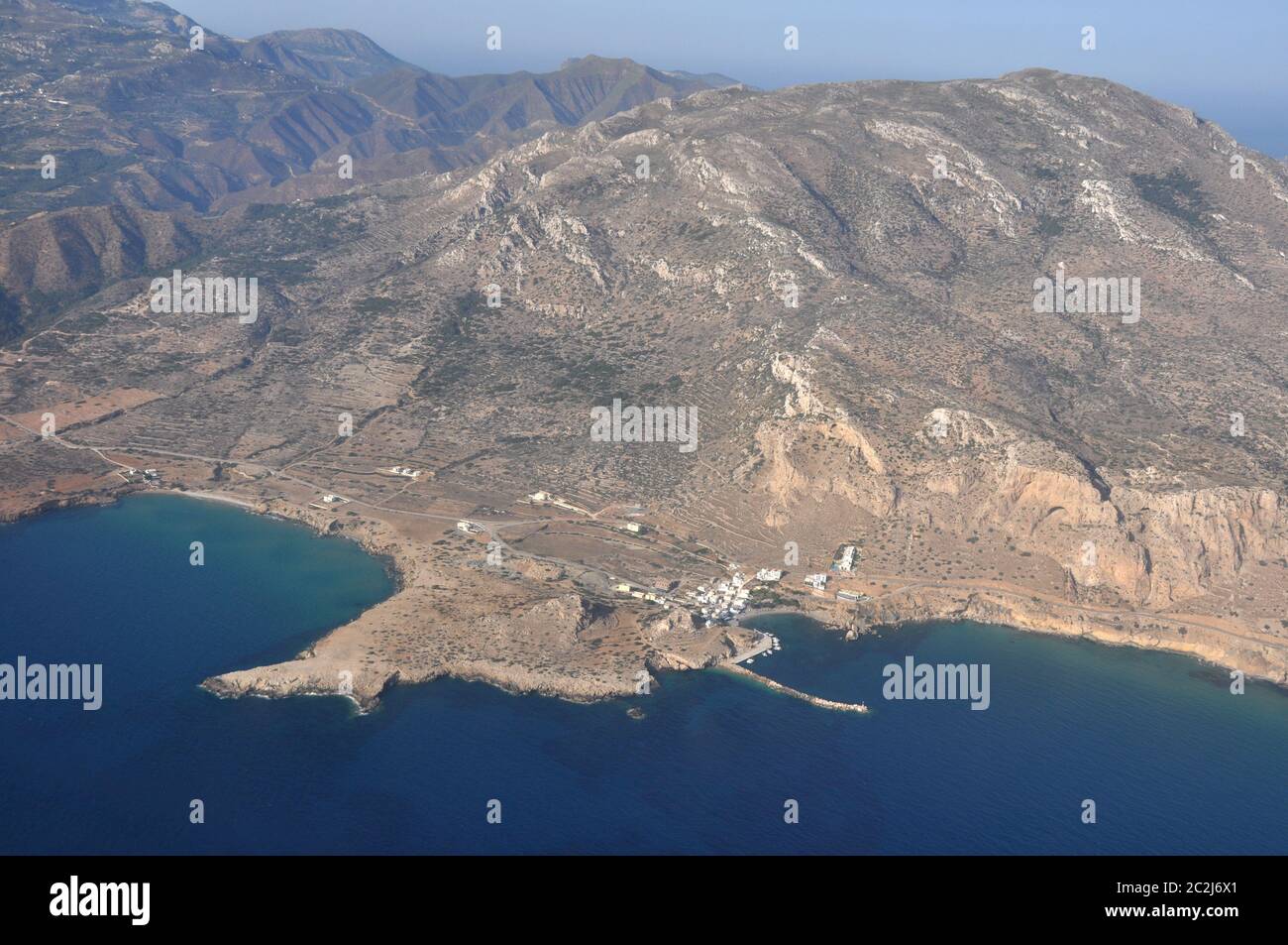 Blick aus der Vogelperspektive Ã¼ber die karge Lascahft an der KÃ¼ste der griechischen Insel Karpathos Foto Stock