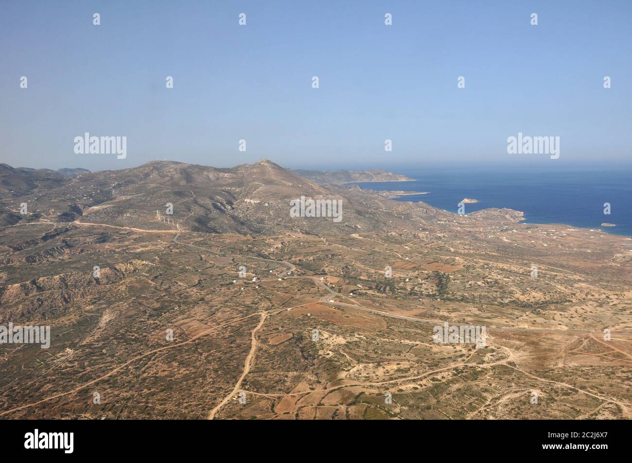 Blick aus der Vogelperspektive Ã¼ber die karge Lascahft an der KÃ¼ste der griechischen Insel Karpathos Foto Stock