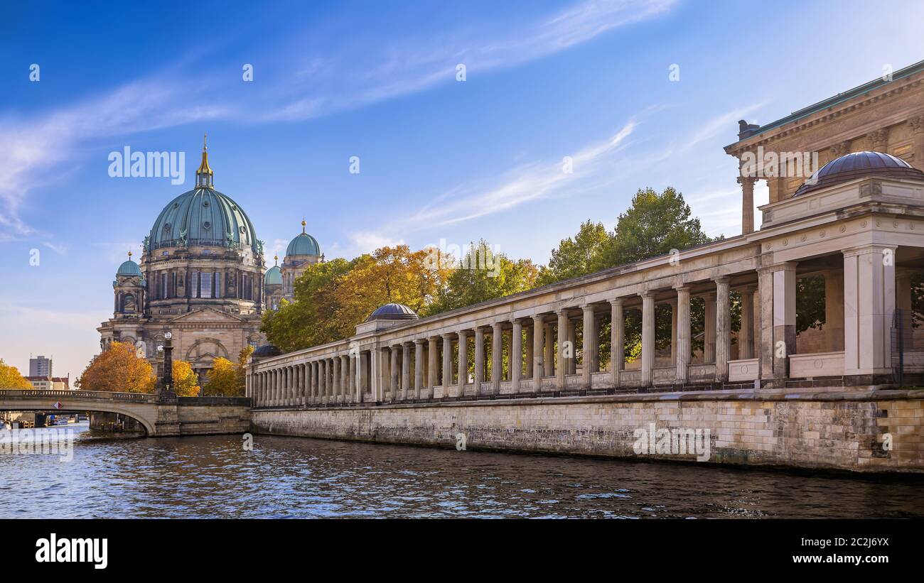 la famosa cattedrale di berlino mentre il tramonto Foto Stock