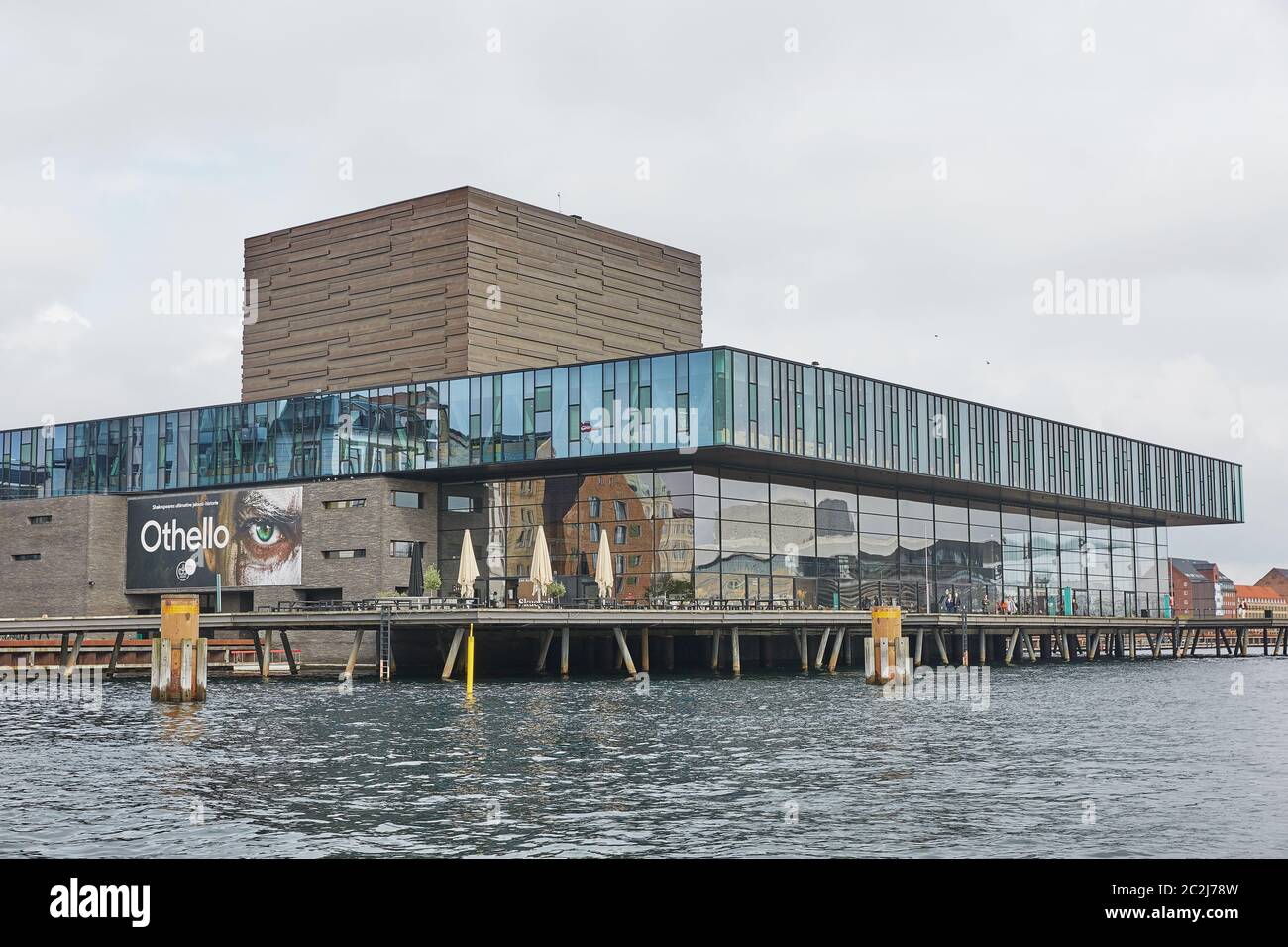 Edificio moderno del New Royal Playhouse Theatre nel centro storico della città di fronte alla famosa Copenhagen Foto Stock