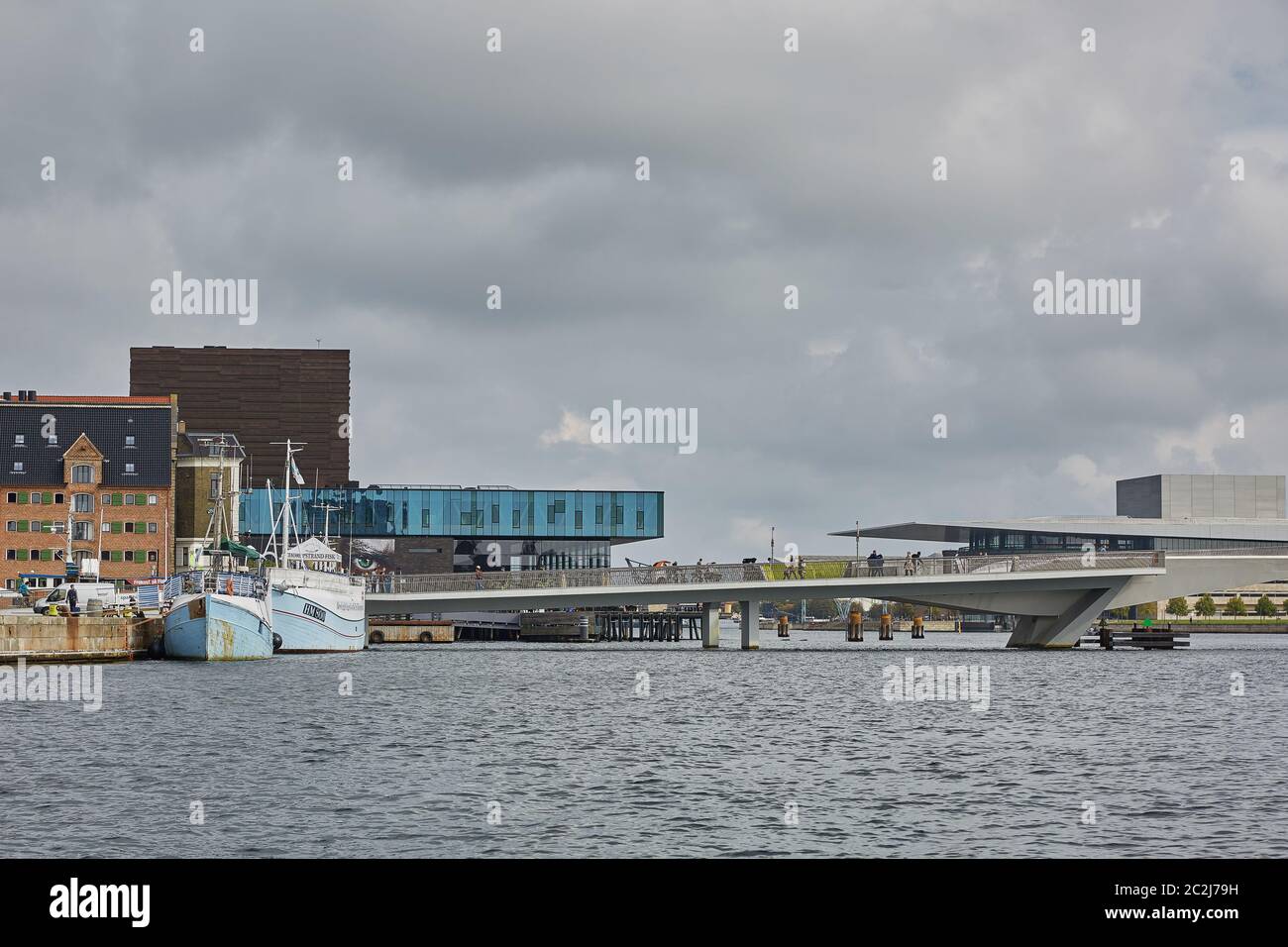 Edificio moderno del New Royal Playhouse Theatre nel centro storico della città di fronte alla famosa Copenhagen Foto Stock
