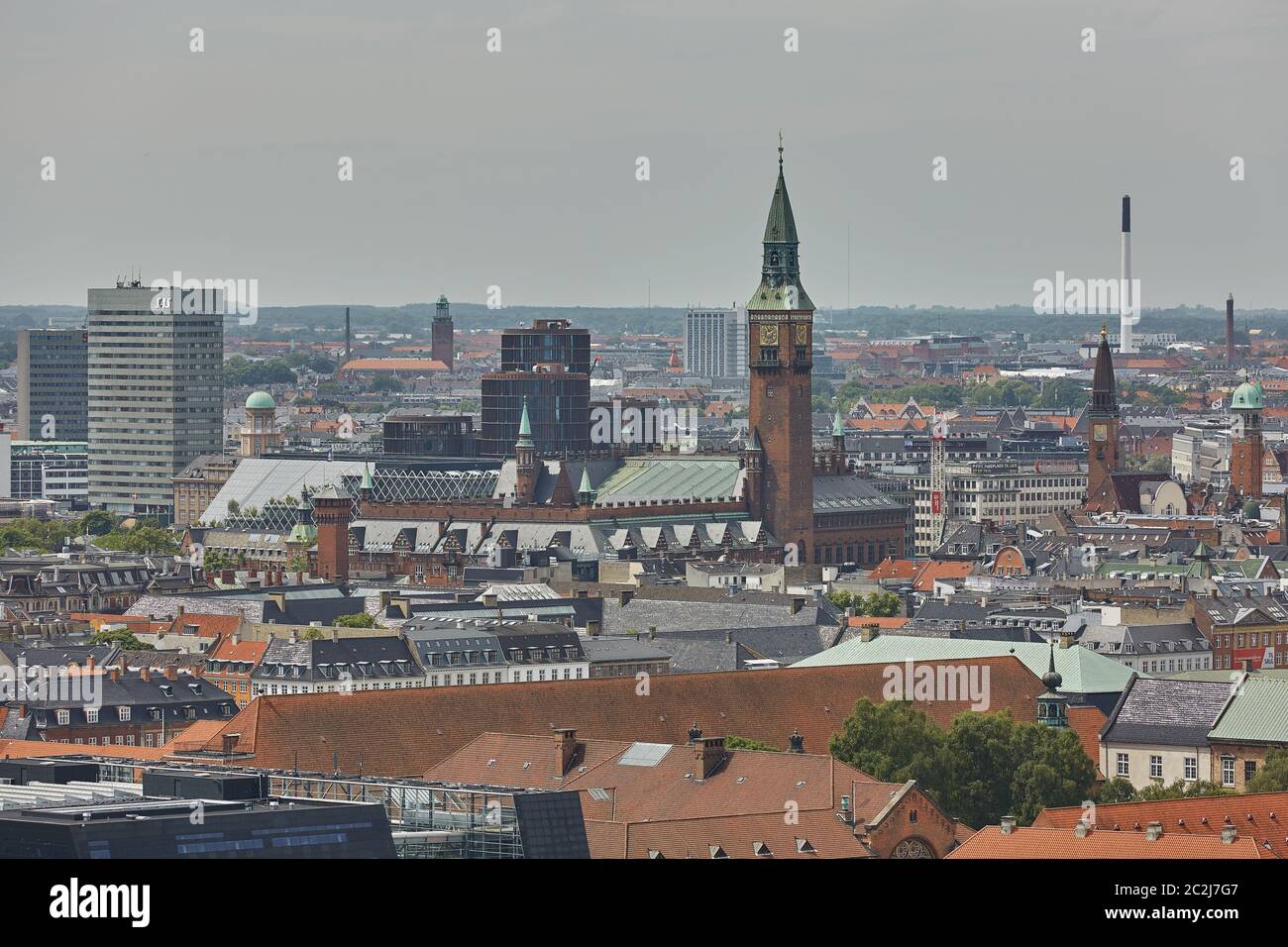 Skyline della città scandinava di Copenhagen in Danimarca durante una giornata nuvolosa Foto Stock
