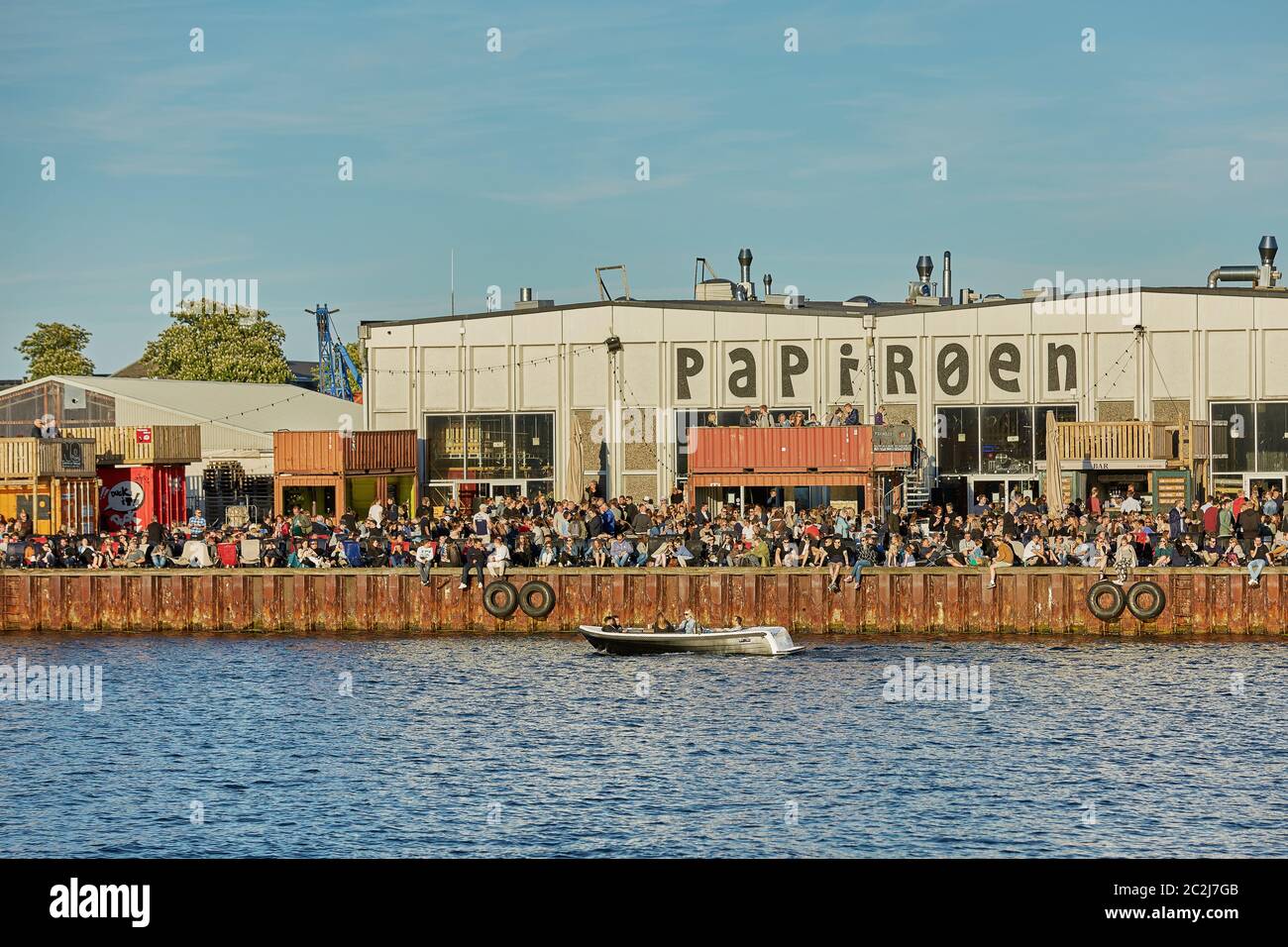 Mercato alimentare di strada Papiroen sull'isola della carta a Copenhagen  con un sacco di persone sulla banchina Foto stock - Alamy