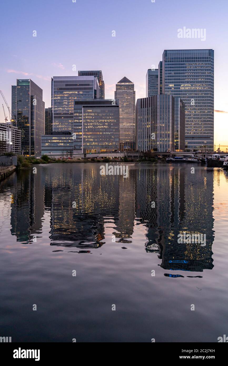Dall'alto edificio a Canary Wharf a Londra REGNO UNITO tramonto crepuscolo Foto Stock