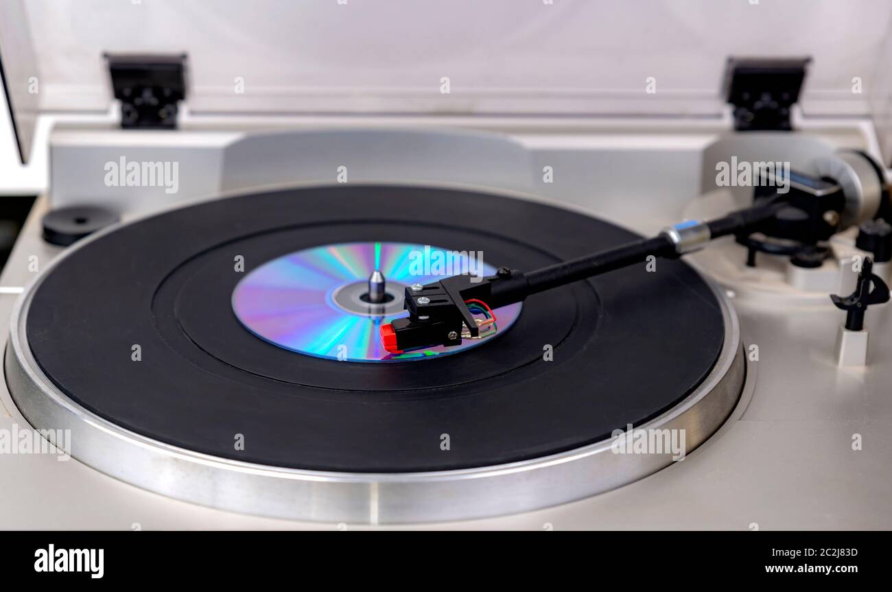 Riproduzione di un CD su un giradischi. Foto Stock