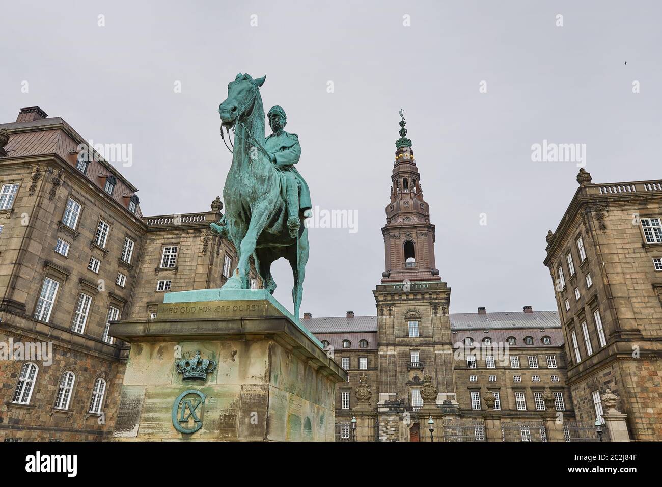 Ampia vista angolare dell'edificio principale e della Platz di fronte a Christiansborg slot Copenhagen Foto Stock