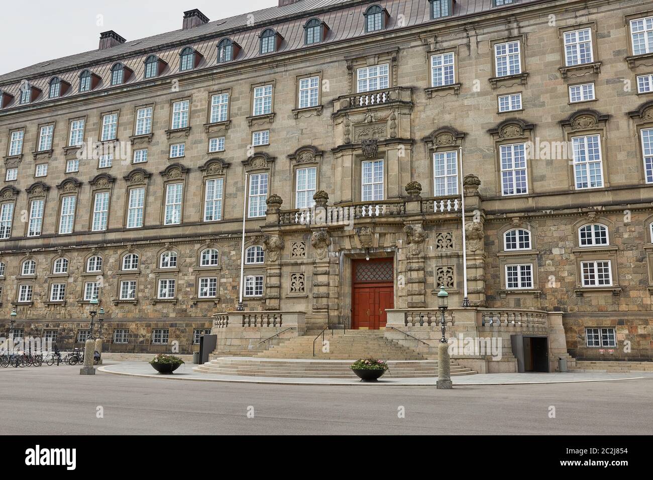 Ampia vista angolare dell'edificio principale e della Platz di fronte a Christiansborg slot Copenhagen Foto Stock