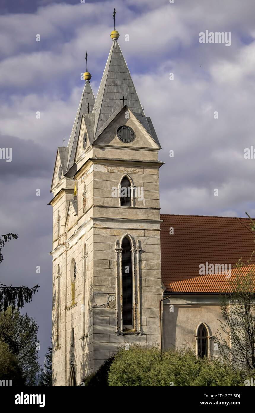 Esterno di una chiesa di villaggio con due torri. Foto Stock