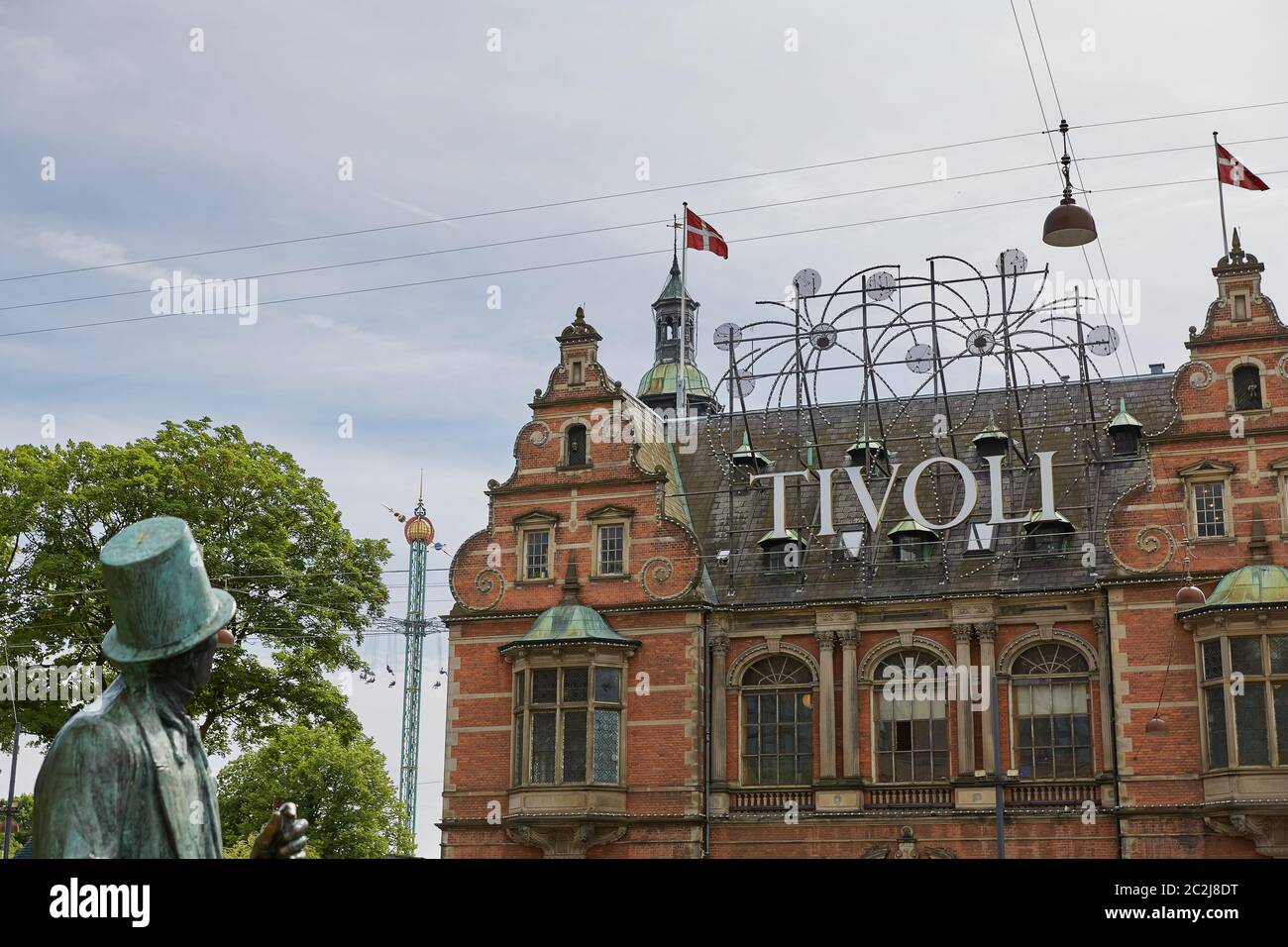 Statua di H. CH. Andersen e parco divertimenti Tivoli a Copenhagen, Danimarca Foto Stock