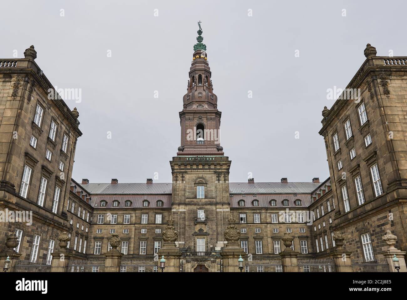 Ampia vista angolare dell'edificio principale e della Platz di fronte a Christiansborg slot Copenhagen Foto Stock