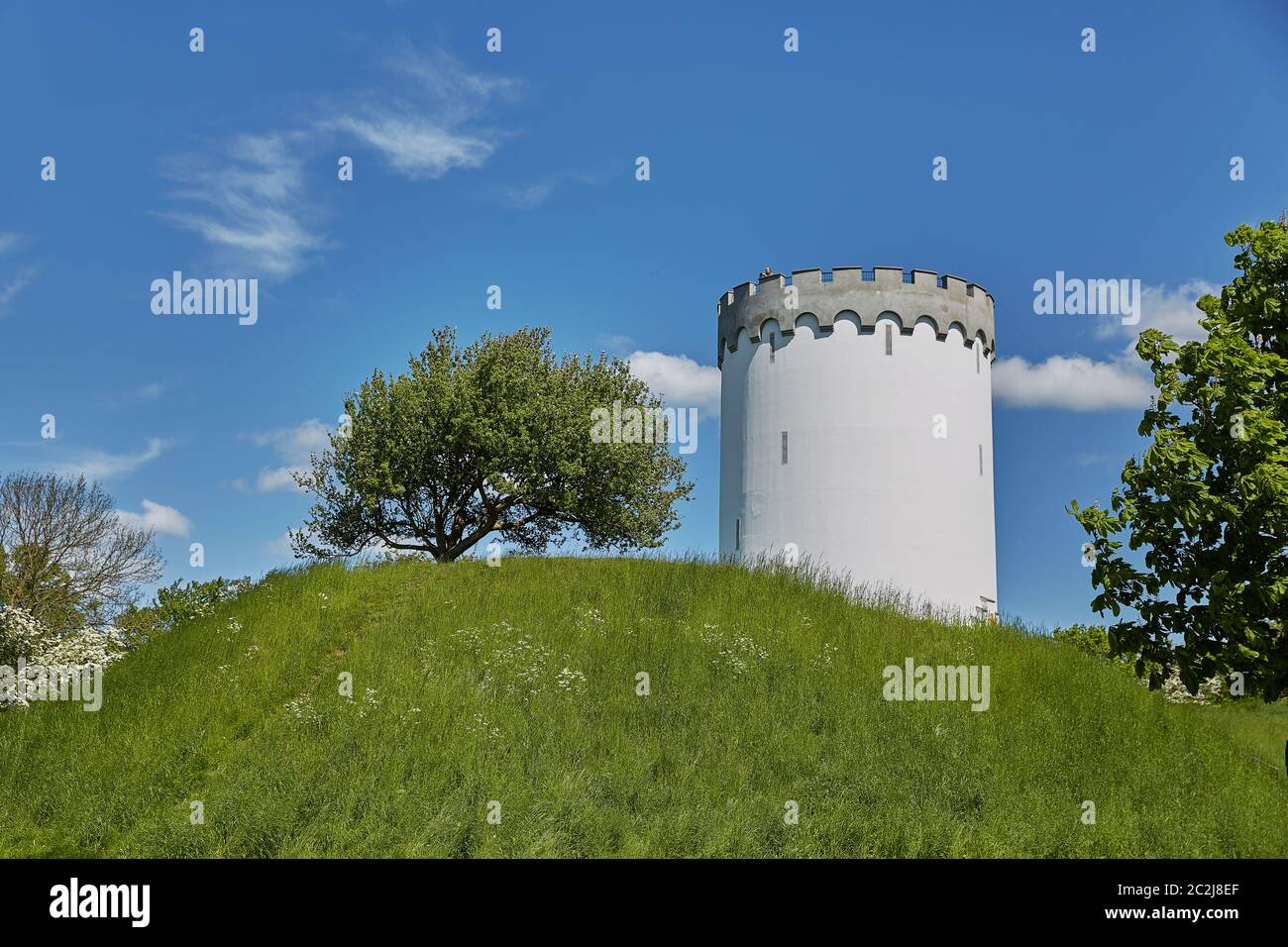 Vecchia torre d'acqua bianca sul bastione nella città di Fredericia, Danimarca Foto Stock