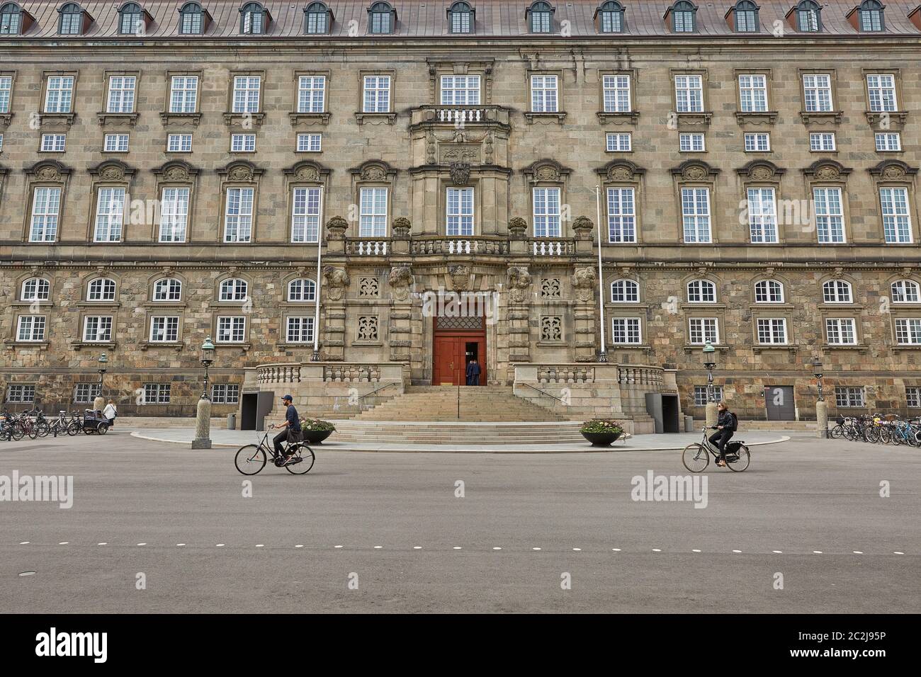 Ampia vista angolare dell'edificio principale e della Platz di fronte a Christiansborg slot Copenhagen, Denma Foto Stock
