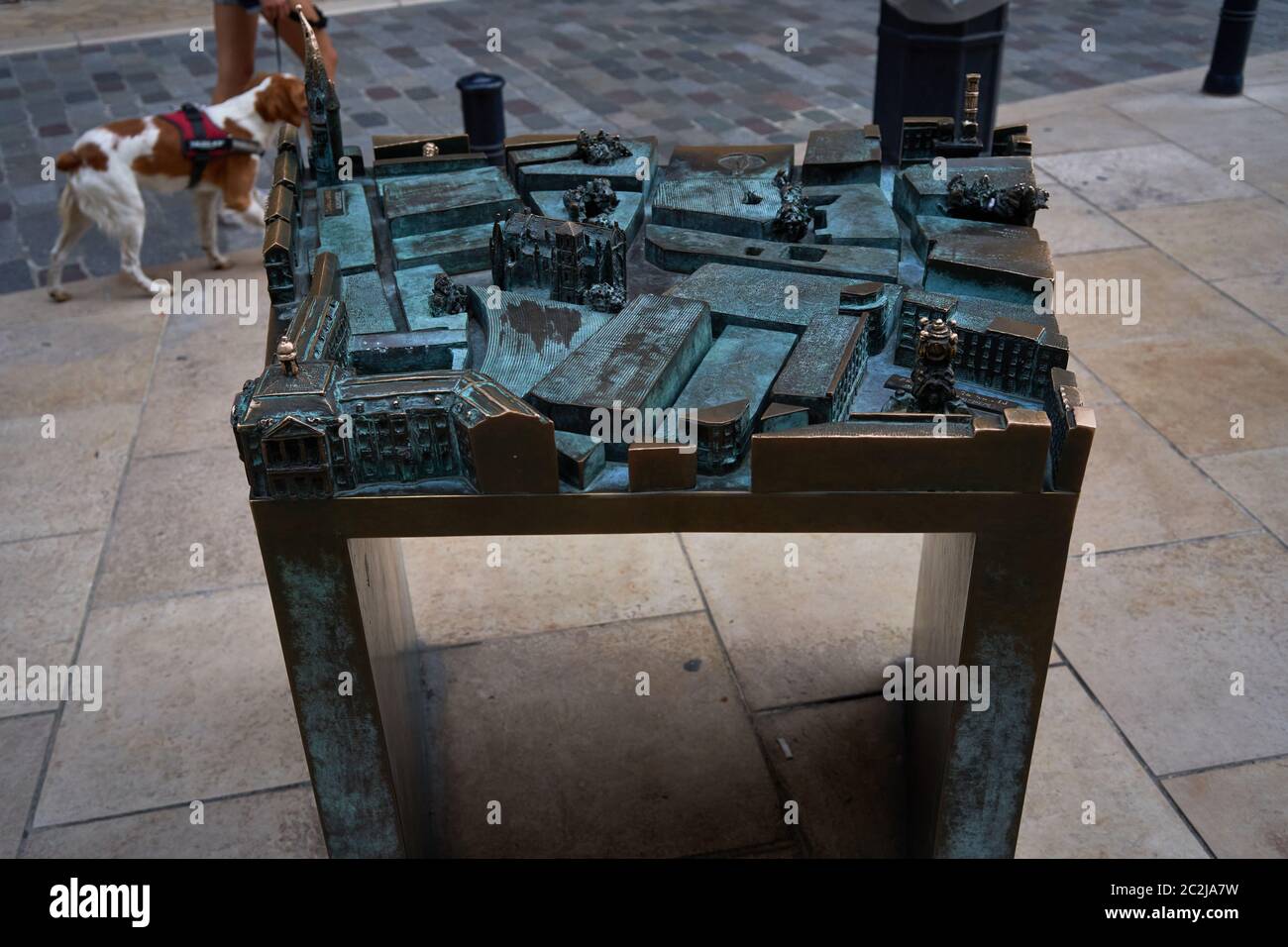 Un piano stradale sollevato e gettato in bronzo della vecchia città di Bordeaux in una piazza, Bordeaux, Francia, agosto 2019 Foto Stock